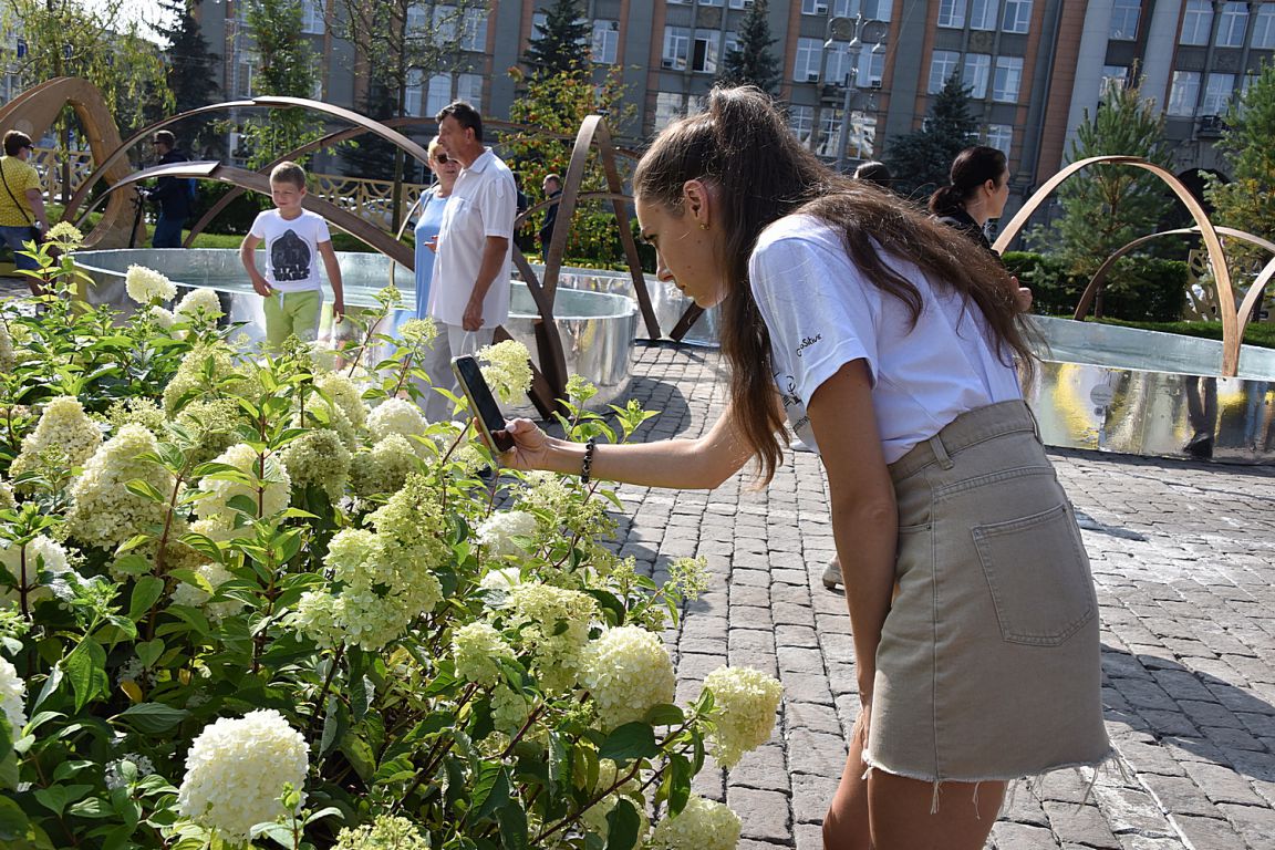 Фоторепортаж: в День города главная площадь Екатеринбурга превратилась в  зеленый оазис - «Уральский рабочий»